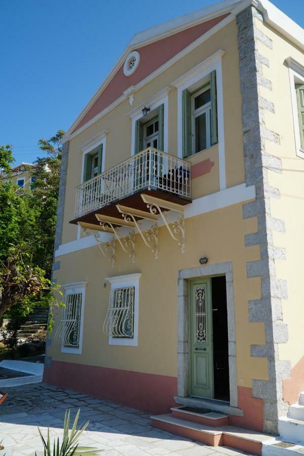 Gialos *