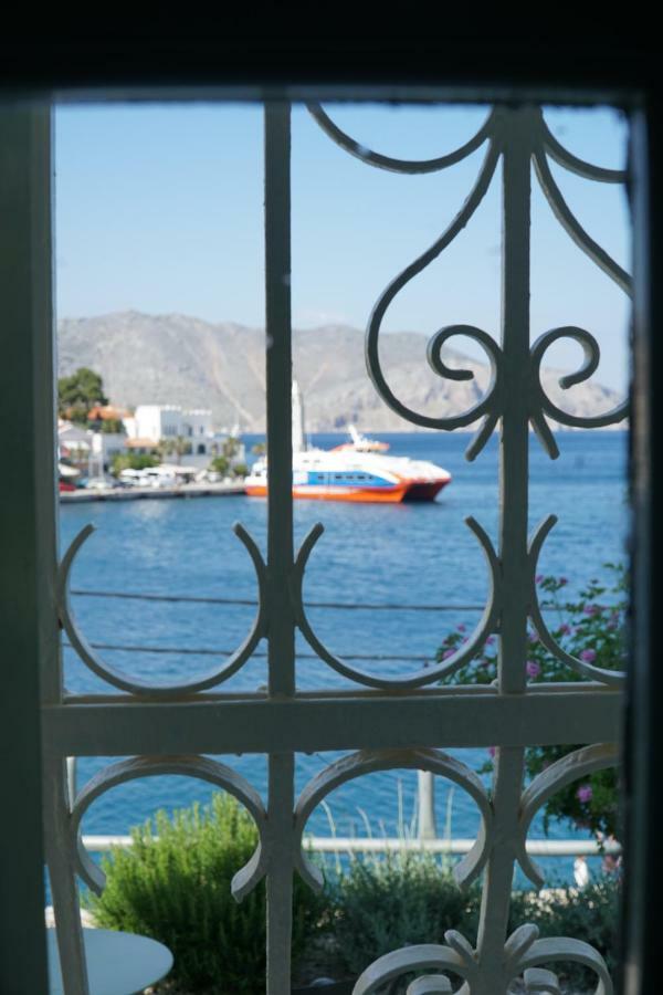 Gialos *